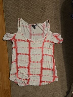 Xs Rock & Republic White and Pink Tie-Dye Cold-Shoulder Tank